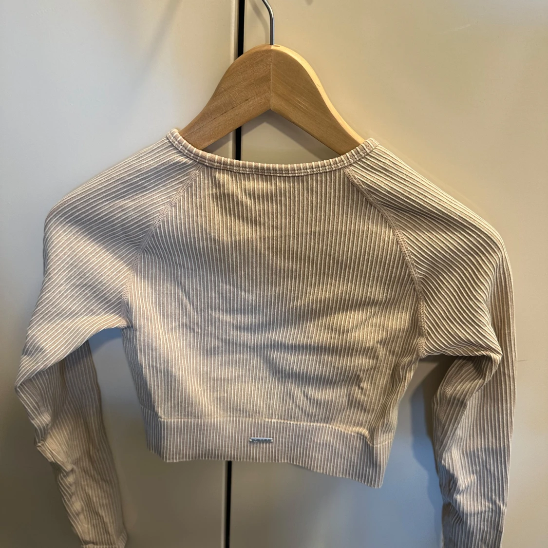 Beige ribbad croppad långärmad topp från Aim'n - 2