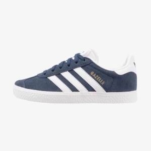 Adidas Gazelle sneakers mörkblå  - Säljer ett par stilrena gazelles, de är ganska använda men ändå i väldigt bra skick. De har en liten svart fläck vid tån men den syns inte så mycket. Skriv vid funderingar och pris kan diskuteras