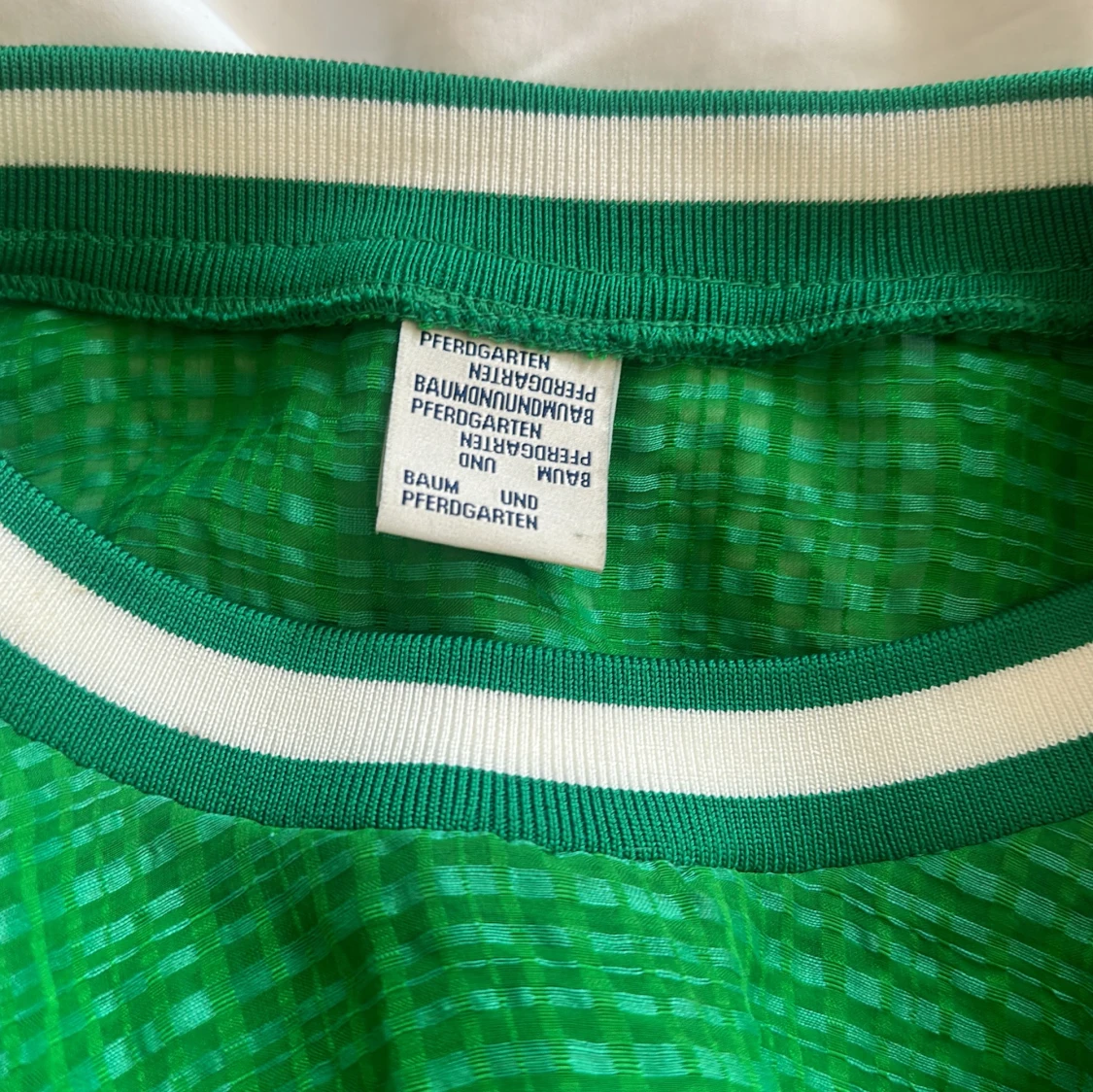 Grön offshoulder tröja med volang - 2