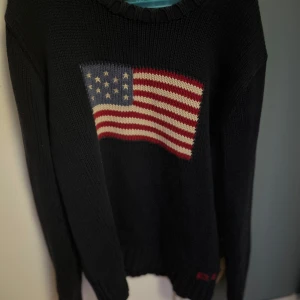 Stickad Ralph lauren tröja - Säljer en mörkblå stickad tröja från Ralph lauren. Den är knappt använd, bara ett par fåtal gånger. Skriv vid minsta, fundering pris kan också diskuteras