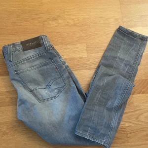 Replay Anbass  - Replay Anbass i storlek 31/34, men skulle säga att de sitter som 30/32. Hör gärna av dig om du har frågor! 😃💯