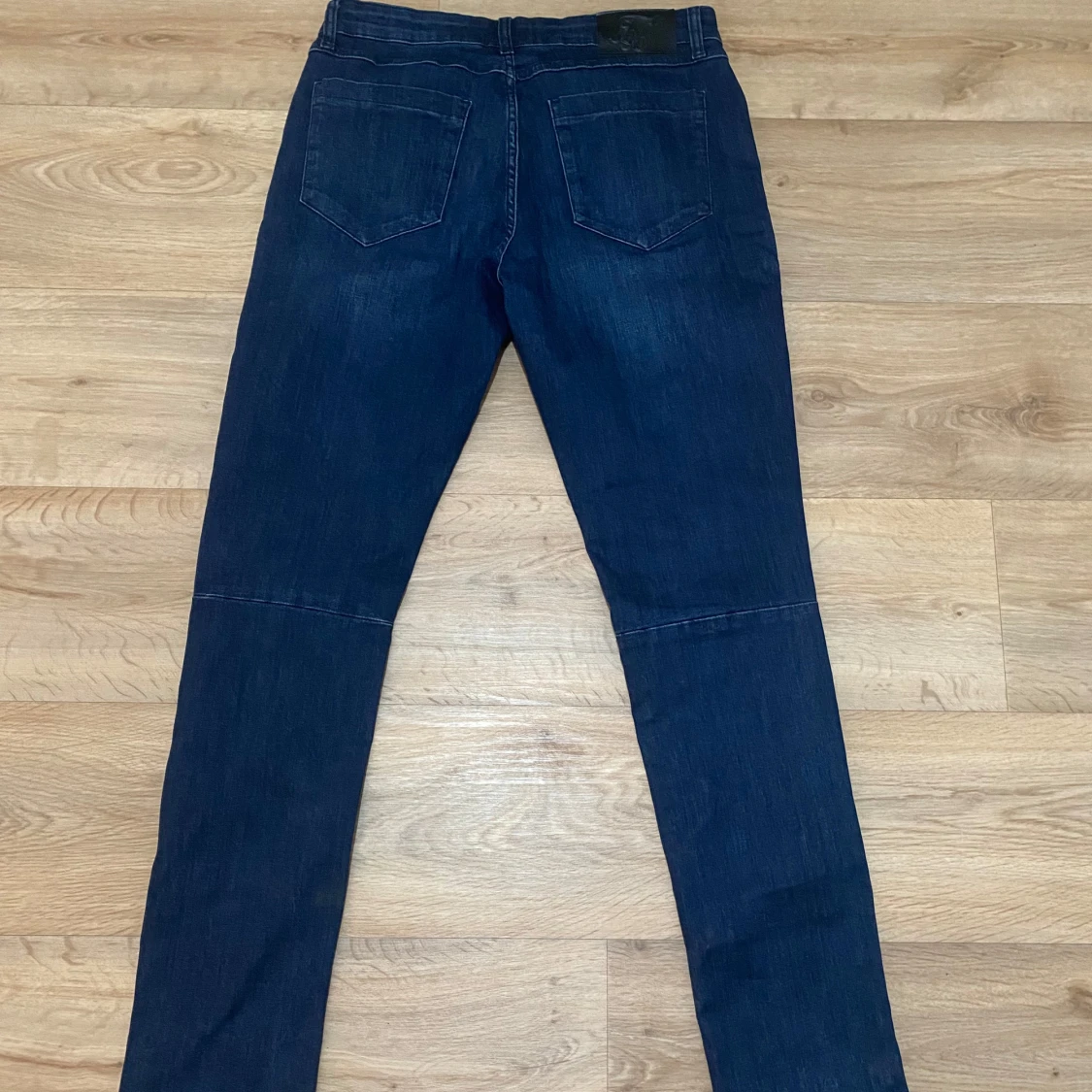 Mörkblå jeansbyxor från SikSilk - 3