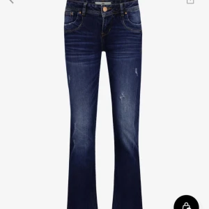 Mörkblå Low waist bootcut jeans💕 - Bästa passformen, låg midja, bootcut längd W28L32   Stretchiga och så skönt jeansmaterial!!💗 nypris på zalando 899 kr sparsamt använda