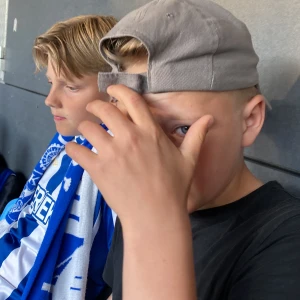 Grå keps med böjd skärm - Snygg grå keps med böjd skärm och justerbar baksida. Passar perfekt till en avslappnad stil och är enkel att matcha med olika outfits.