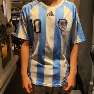 Argentina Messi 10 fotbollströja - Tja säljer denna sjukt feta Argentina tröjan med Messi nmr 10, skick är 10/10 inga skador eller defekter! Personen på bilden är 160 och väger 55kg, storlek s, pris kan diskuteras hör av er😁