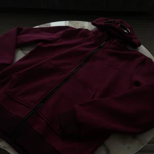 C.P company kofta, vinröd - Säljer en vinröd kofta från C.P. Company. Tröjan är i storlek M och har inget slitage alls, Hör av dig vid intresse! 