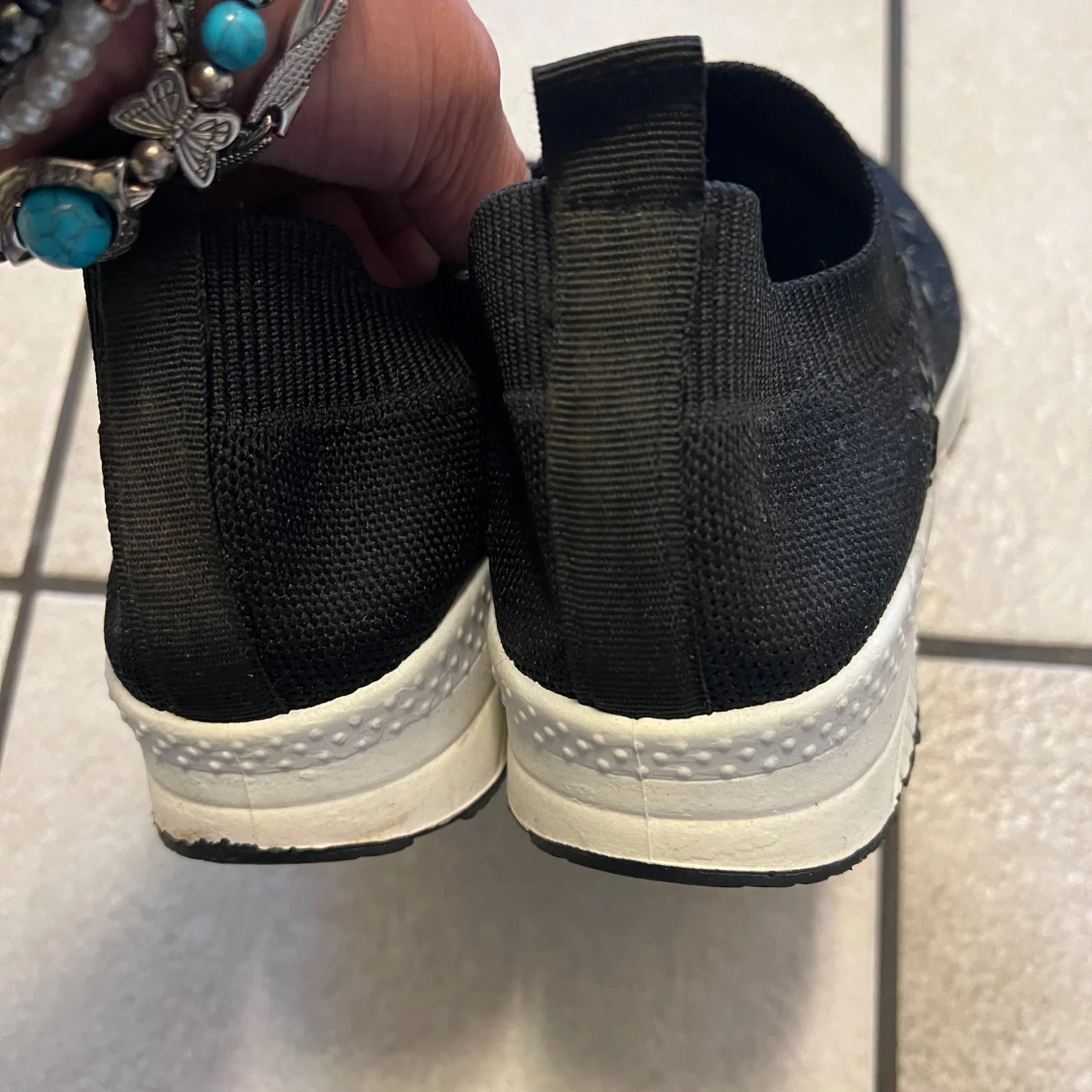 Svarta slip-on sneakers med blommiga detaljer - 2