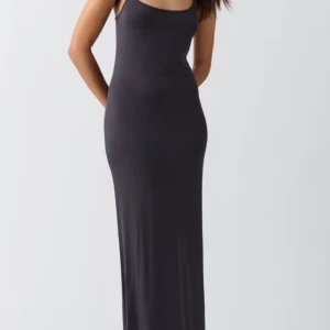 Svart långklänning med smala axelband - En stilren svart långklänning med smala axelband och figurnära passform. Perfekt för dig som gillar minimalistisk stil och vill ha en enkel men elegant look lånad bild och klänningen är färg svart så tänkt denna klänning fast svart