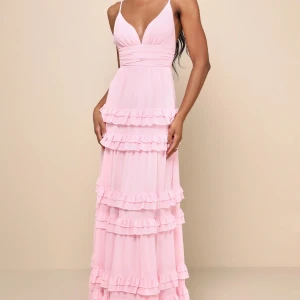 Rosa volang klänning - Säljer denna super fina rosa volang klänningen, som var tänkt till balen. Enbart provad en gång, men då jag köpte fler valde jag en annan. Lapp och allt är kvar, slutsåld på hemsidan. Går ända ner på marken för mig som är 170. Hör av dig om du har frågor🥰