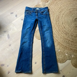 Blå bootcut jeans från Gina young - Säljer ett par blå jeans från Gina young med bootcut passform. Men som tyvärr inte passar längre, är i storlek 158 men passar xxs/xs  