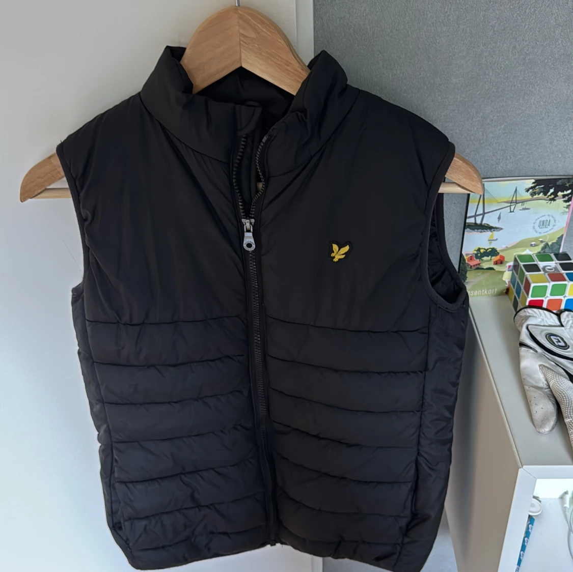 Svart dunväst från Lyle & Scott Junior