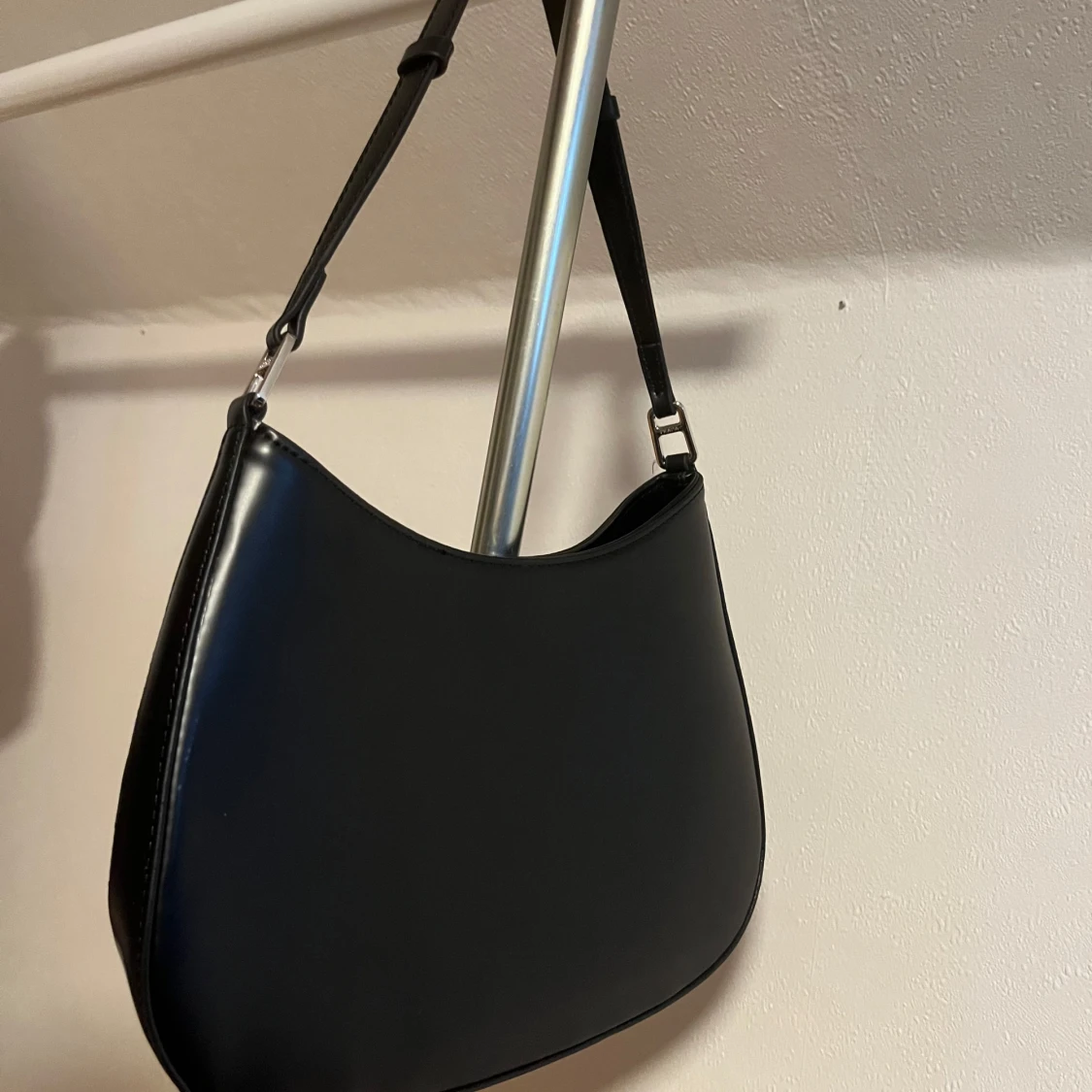 Svart axelväska  - 1