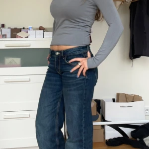 Grå långärmad topp från Zara - Säljer en grå långärmad tröja från Zara i strl S.  Den är i lite tjockare material, Köpt förra året och finns inga synliga tecken på användning. Säljer då den inte kommer till användning längre