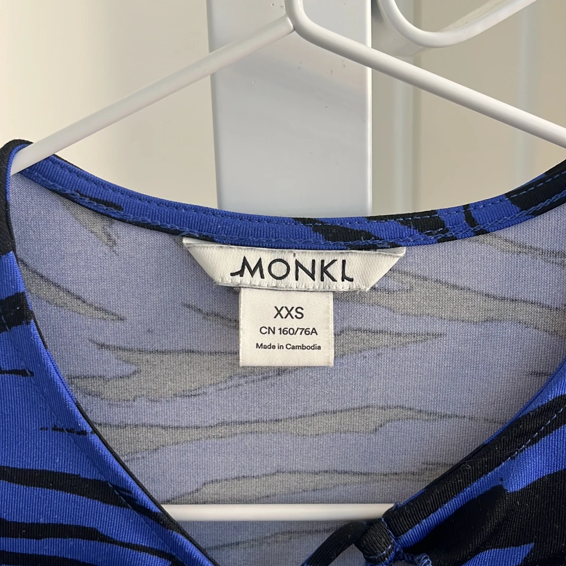 Blå och svart långärmad topp från Monki - 1