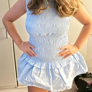 Ljusblå volangklänning med smock - Blå klänning från peppermayo oanvänd med lappar storlek 38🥰