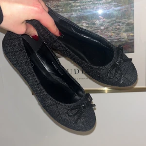Skor - Säljer dessa snygga ballerina skor med rosett på, endast använda en gång!😍orginellt köpta från boohoo för 144kr🎀💗(Lite stora i storleken) pris är diskuterbart👏