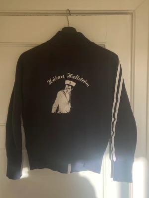 HÅKAN ZIPUP - Älskar den men för liten tyvärr, därav använder aldrig. Köpt på tradera! Från hans tidiga poppiga era! Den e så cool och anrik. Go get it. ”Kort” i modellen (alltså slutar precis ovanför byxlinningen). Passar till allt å så skön! Köp så jag nt ångrar mig