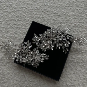 Hårsmycke - Säljer mitt fina hårsmycke, endast använd ett par timmar. Nypris 500