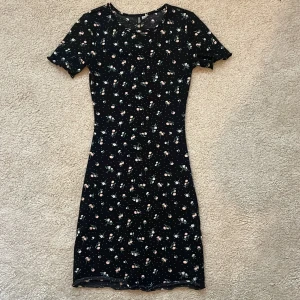 Klänning - Säljer min klänning från H&M 💗 Använd fåtal gånger, säljer pgv använder den inte 🤩 