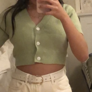 grön tröja - hör av dig om du har frågor!