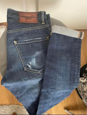 Dsquared2 jeans. Äkta! - Använda, men väldigt bra skick.  Strl 42 (29-30).  Hämtas i Trollhättan eller skickas REK mot fraktkostnad. 