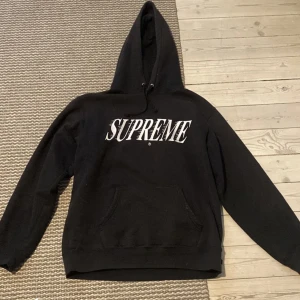 Supreme hoodie  - Skick 9/10 har använt den kanske 3 gånger på grund av att den är för stor 