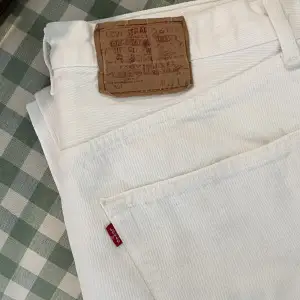 Vita Levis 501or i superfint skick :—) Köpta i Paris! Passar mig som vanligtvis har 38-40 i Zara-jeans. På byxan står det W 33. Perfekt längd för mig som är 172 cm. 