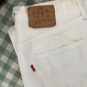 Levis vintage 501 - Vita Levis 501or i superfint skick :—) Köpta i Paris! Passar mig som vanligtvis har 38-40 i Zara-jeans. På byxan står det W 33. Perfekt längd för mig som är 172 cm. 