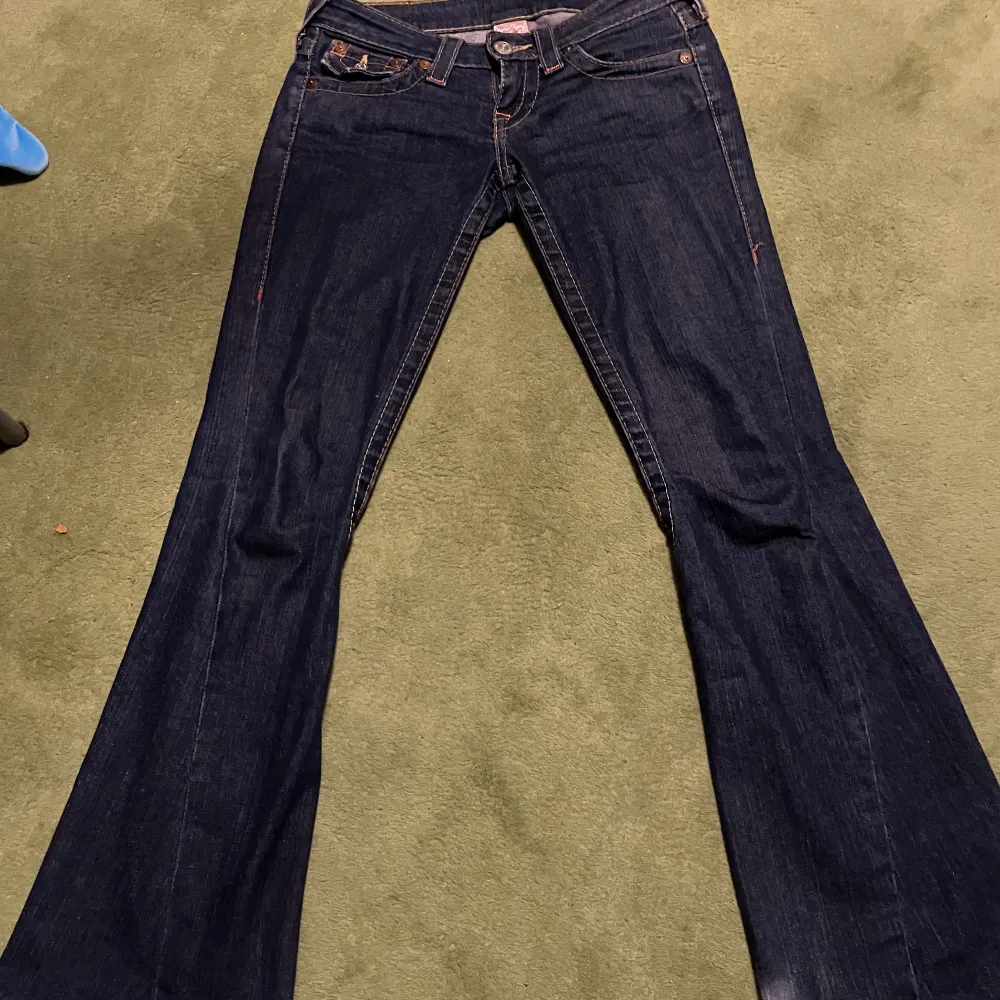 Säljer ett par jätte fina true religon. Inga defekter. Perfekta i längden på mig som är 163. Sitter jätte fint och är lågmidjade bootcut. Jeans & Byxor.