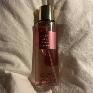 victoria sekret parfym  - säljer denna limited edition parfymen från viktoria secret. säljer pga att jag har flera och behöver inte denna. använd ca 4 gånger och luktar jättegott. lukten heter strawberries & champagne och är 250ml