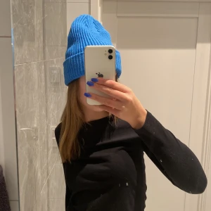Mössa💙💙 - Blå mössa från veromoda, säljer då jag inte gillar att använd mössor🤍Köparen står för frakten🫶🏼
