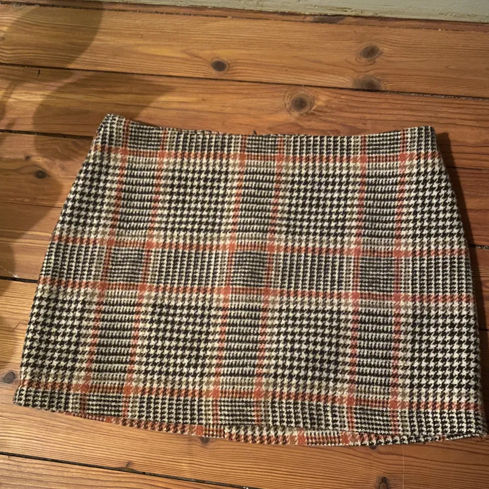 Brandy Melville plaid mini skirt Size S Brown, beige and orange  Perfect for autumn  Worn once, perfect condition. Kjolar.