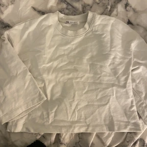 Zara T-shirt  - Säljer en snygg zara T-shirt som tyvärr är för liten för mig❤️