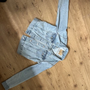 Jeansjacka  - Nytt skick  Aldrig använd 