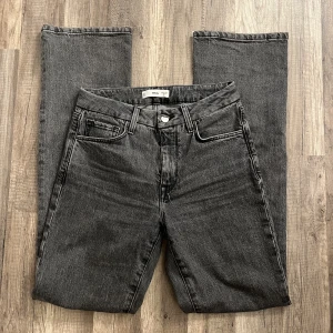 Midwaist jeans - Jeans från mango, bra skick (liten defekt bak på jeansen, se sista bild)