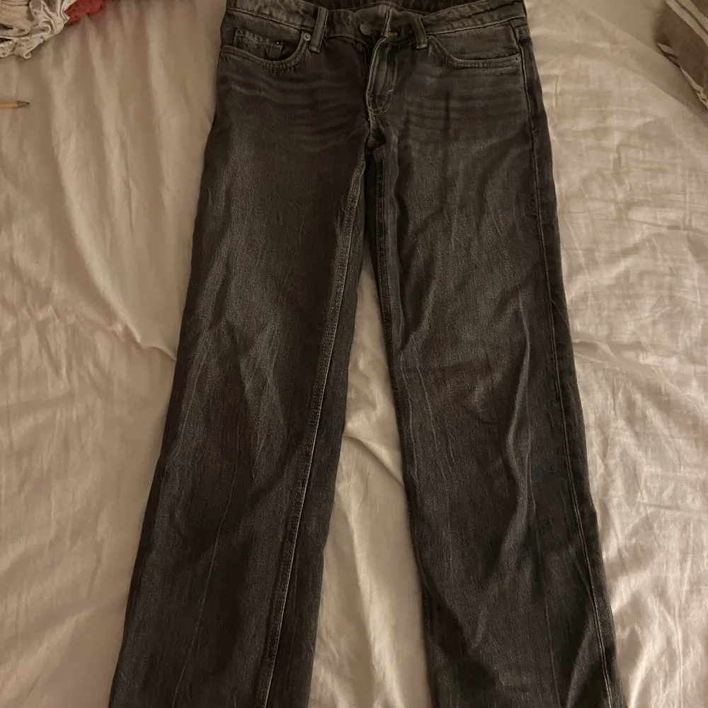 Snygga mörkgråa jeans från weekday! Storlek Xs. Arrow low. Jeans & Byxor.