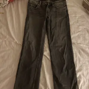 Snygga mörkgråa jeans från weekday! Storlek Xs. Arrow low