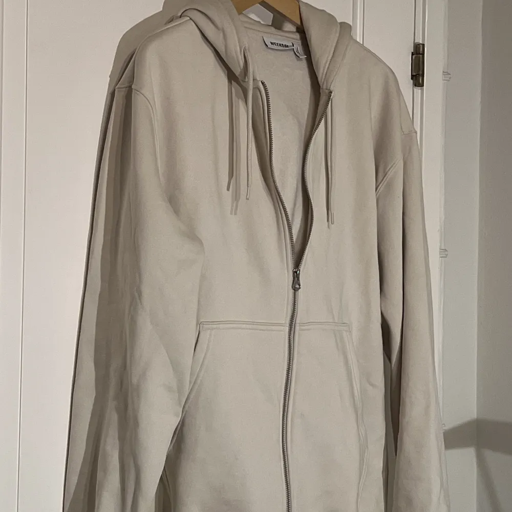 Fin zip hoodie från WEEKDAY, nyskick och använd under 5 gånger. Nypris ligger runt 900kr och mitt pris är 349kr. MVH!. Hoodies.