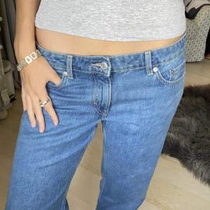 Jätte fina lågmidjade, straight leg jeans från Weekday i modellen Arrow… de har bara används en gång så är i ny skick🌟 De är verkligen perfekta nu till hösten! Kontakta om du har några frågor, priset kan diskuteras 🩷Jag köpte de för 500kr nya👍 