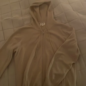 Soft goat zipper - Säljer denna superfina soft goat tröjan🤍🤍 Säljer den för att den inte kommer till användning men är supersnygg🌟 Nypris ca: 2600