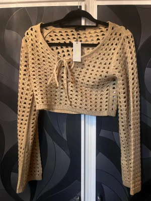 Gul tröja (Crochet Lace Up Crop Top) - tröjan köptes i boohoo och har aldrig använt den. om du har några frågor vänligen fråga
