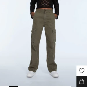 Cargobyxa från stradivarius  - Jätte coola cargobyxor från stradivarius i storlek 36, inköpta på Zalando👛 oanvända med prislapp ny pris 359kr mitt pris 200kr