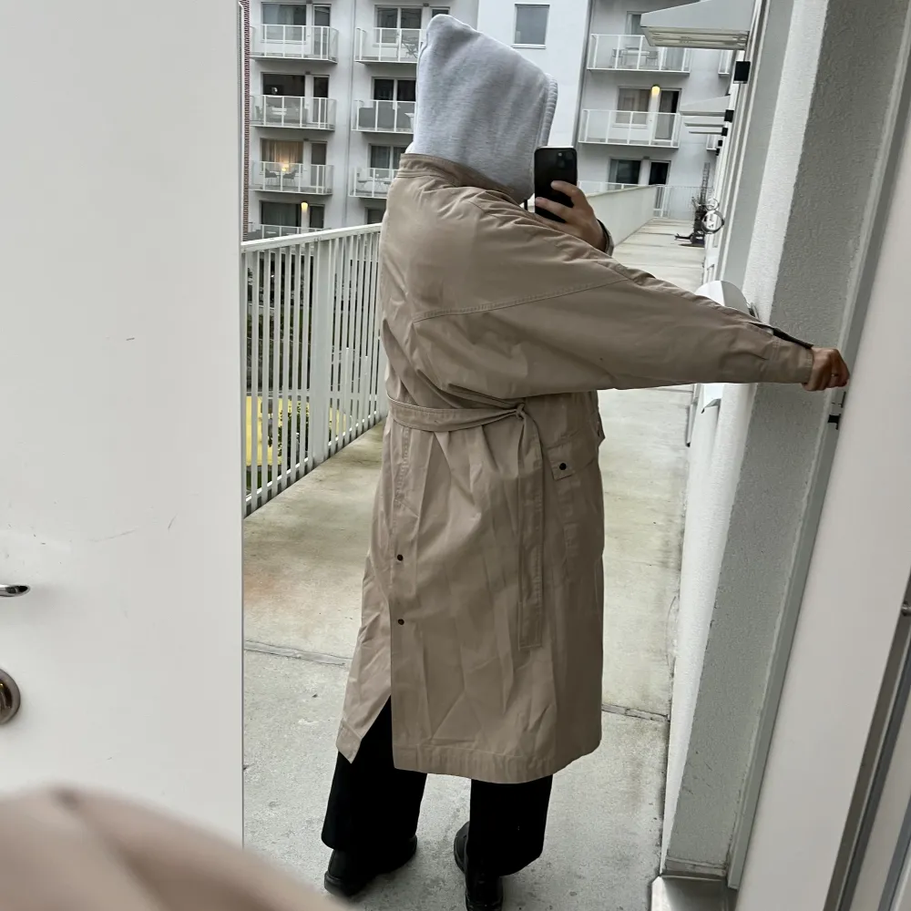 Beige trenchcoat köpt secondhand, märket är Guy Laroche, st 38. Stor i storleken. Jag (i bild) är 162cm lång. Jackan är utan foder förutom ärmarna, där har någon sytt in ett mjukt foder, finns några fläckar på den (tkr själv inte de är så märkbara) 🧥. Jackor.