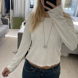 Vit stickad tröja i storlek S - Storleken är uppskattad till XS/S. Den är så skön i materialet och den är i bra skick då den är knappt använd. Så fin och enkel att använda till allt! Långärmad stickad t-shirt / tröja