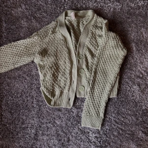 Grön kofta - Använd 1 gång men är i super skick!🌟 Säljs pga flytt! ❗️ KOMMER IFRÅN DJURFRITT & RÖKFRITT HEM ❗️ 💖Köparen står för frakten💖