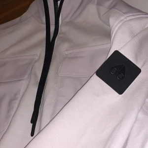 Moose knuckles tröja köpt på Thern Lund - Är i ganska bra skick, använd ett par gånger, nfc scan finns såklart  Säljer den för 1500 kr, nypris var 3000kr  Storlek S, men den sitter som en M