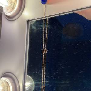 Ett jätte fint guld armband från edblad med en stjärna. den har en knut på ena sidan (kolla bild 3)❣️❣️nypris 249kr