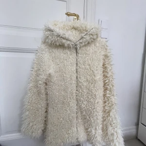 Lurvig jacka - Säljer denna jätte sköna lurviga jacka då jag har 2 likadana!