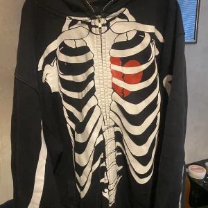 Skelett hoodie med gömd ficka! - I bra skick, liten gömd ficka vid ärmen och zipp hela vägen upp