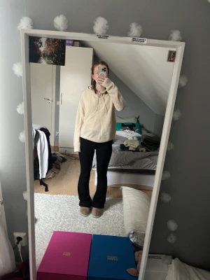 Stickad hoodie  - Så fin stickad hoodie! Perfekt till hösten Knappt använt 